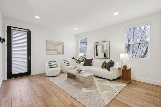 Building Photo - Beautiful Corner-Unit Townhome Near Downtown – 4 Bed | 3 baths