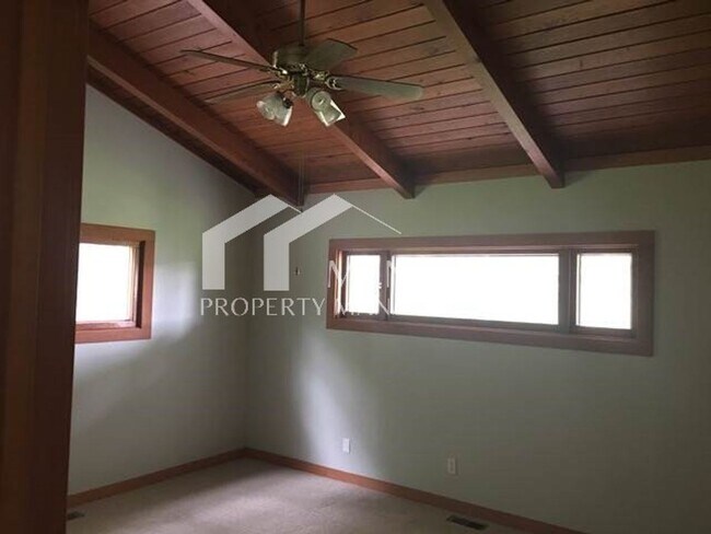 Building Photo - Craftsman Home with Detached 2-Car Garage Near Uptown & Narrows Bridge