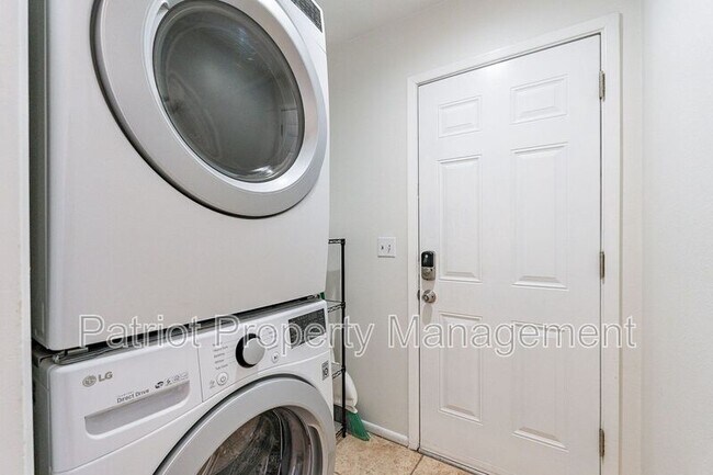 Building Photo - 3316 E Crescent Ave