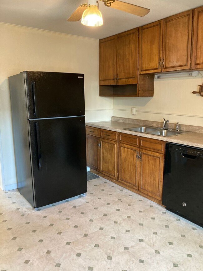 Building Photo - Three Bedroom Single-Family Home Close To ...