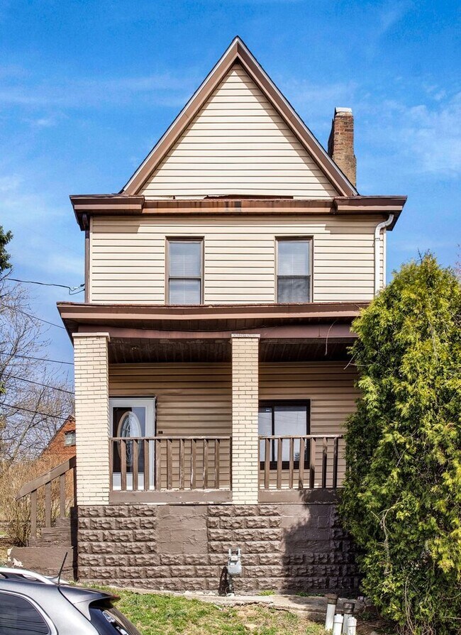 Building Photo - Updated 3 Bedroom 1 Bath with Off Street P...