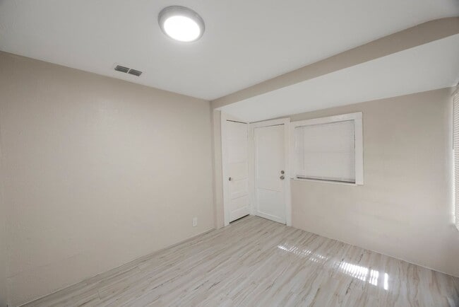 Building Photo - Spacious 2bdrm/1bath home with detached ga...