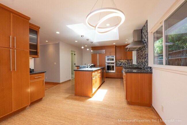 Building Photo - Beautiful, meticulously updated and  maint...