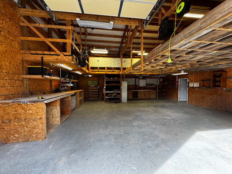 Building Photo - 791 Canterbury St