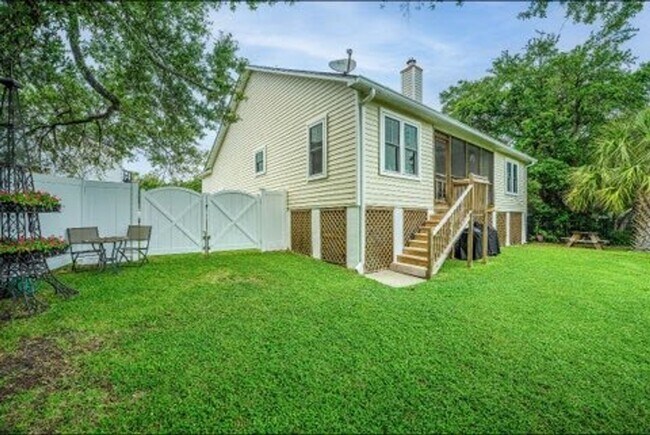 Building Photo - Gorgeous 4 BR/2BA Marshfront Home With Cre...