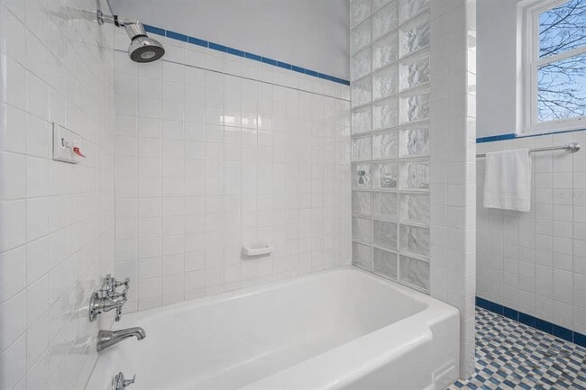 Building Photo - 205 25th Ave NE