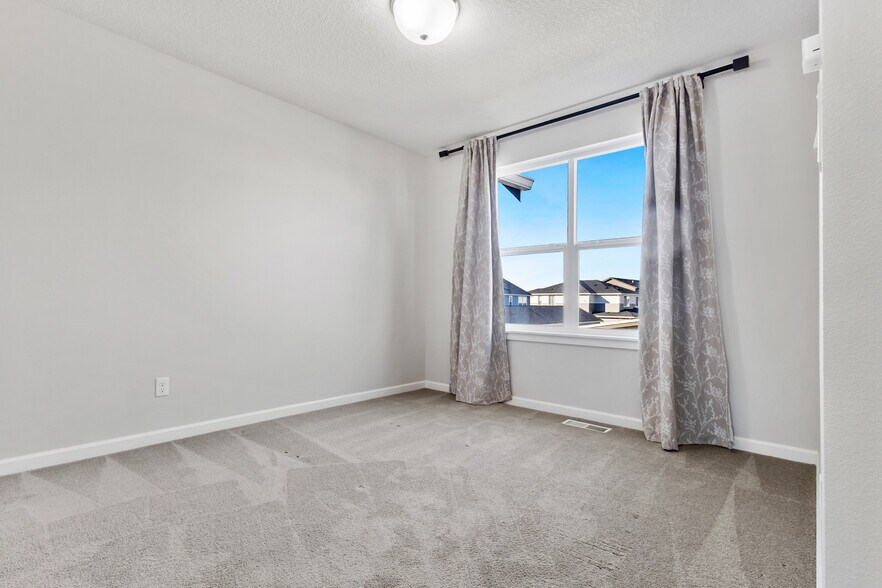 Building Photo - 7447 SE Chinquapin Dr