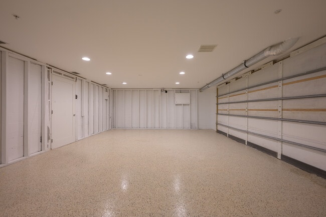 Building Photo - 981 Longboat Club Rd