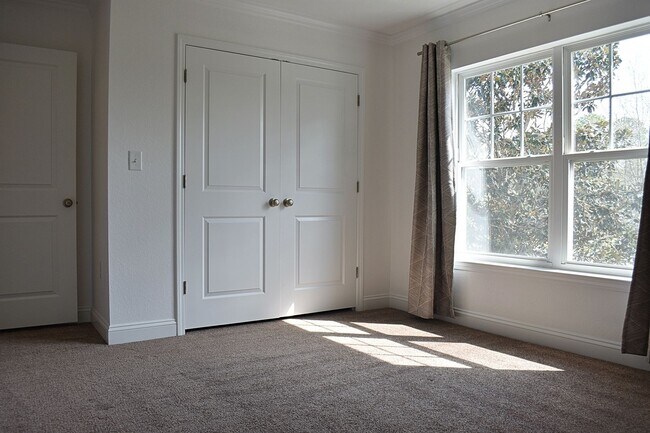 Building Photo - Like NEW 2 Bedroom 2.5 Bath Townhouse in V...