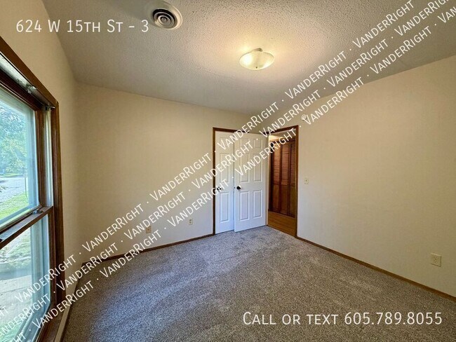 Building Photo - 624 W 15th St