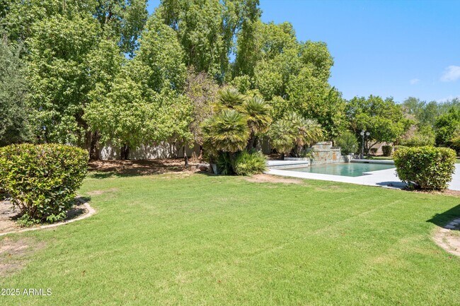 Building Photo - 7250 E Paradise Dr