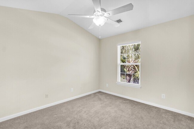 Building Photo - Easy, Modern Comfort in a Prime Charleston Location!