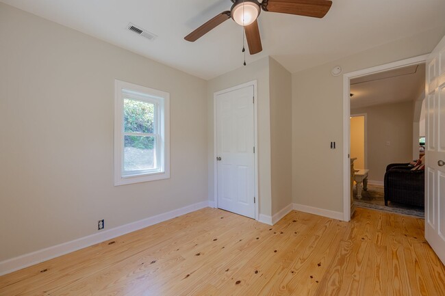 Building Photo - Charming updated 2 bedroom 1 bath home in ...