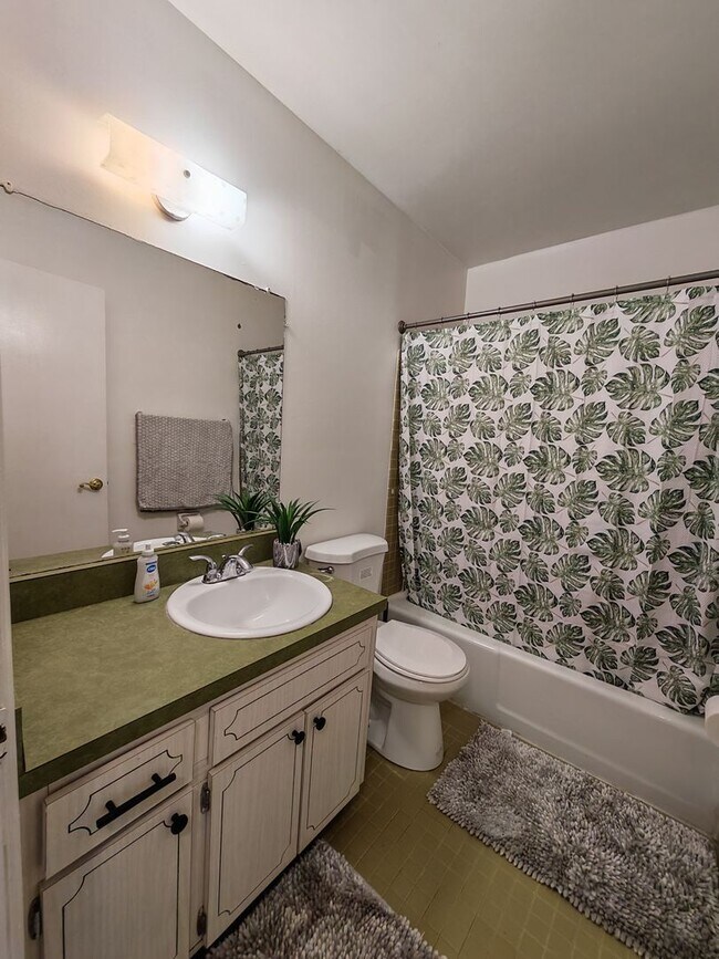 Building Photo - Charming 2-Bedroom Home in an Unbeatable L...