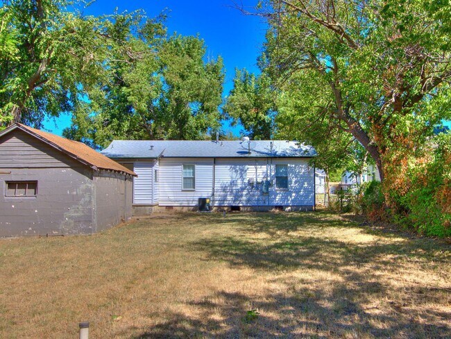 Building Photo - Charming 2 bed 1 bath home with many updates!