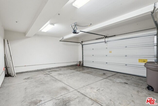 Building Photo - 2460 E Villa St