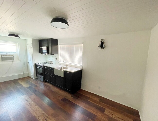 Building Photo - Unbelievable Old Town 1bd! Private compound casita!