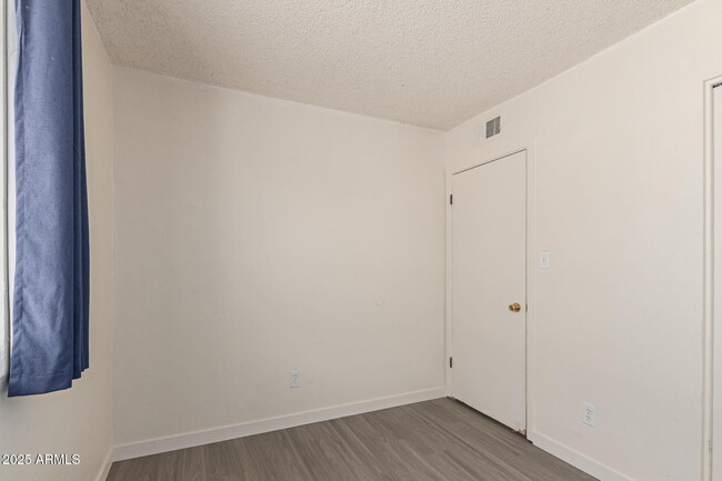 Building Photo - 2434 E Maryland Dr