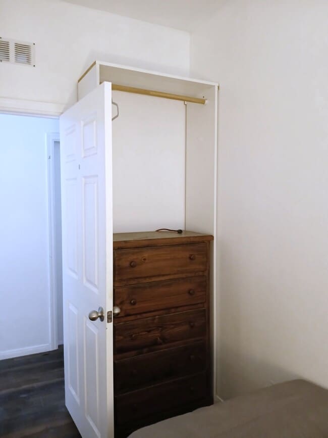 Building Photo - 21056 Chatsworth St