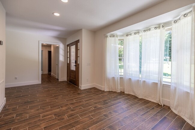 Building Photo - 10736 Pecan Dr