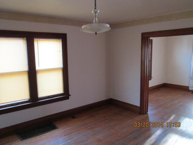 Main Living room area - 1104 Elizabeth St