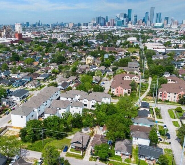 Building Photo - 131 Eastwood St