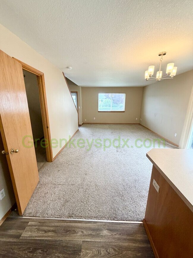 Building Photo - 10474-NE Lija Loop Duplex