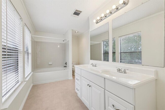 Building Photo - 2703 Vinson Ct