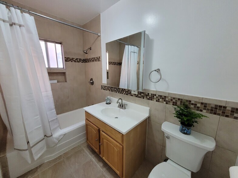 Building Photo - 305 N Palm Ave