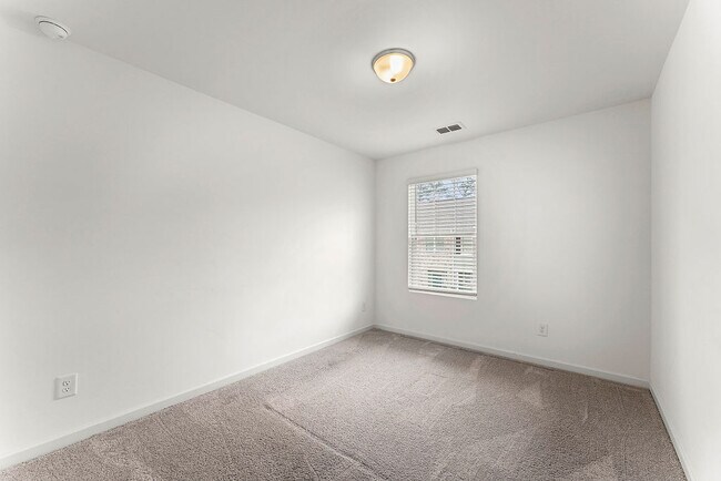 Building Photo - 1520 Vernon Blvd