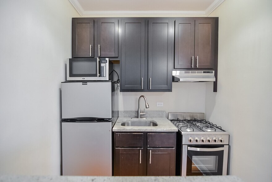 Building Photo - 4617 N Paulina St