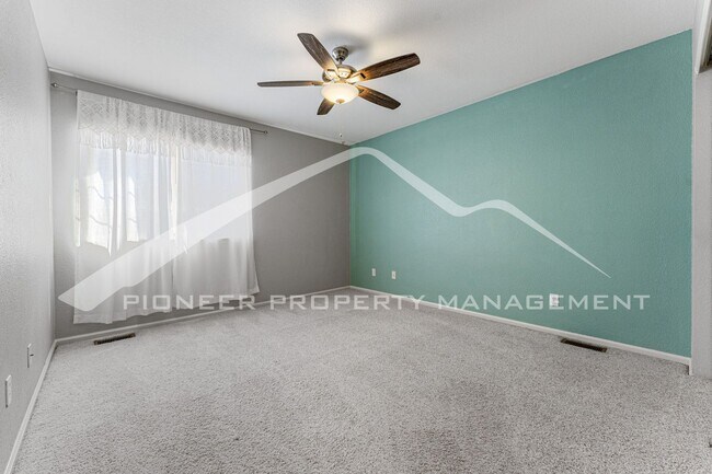 Building Photo - Stunning Home with Washer/Dryer and Central AC