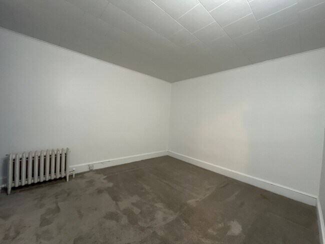 Building Photo - Large, well-maintained 4-bedroom, 1-bathroom row home