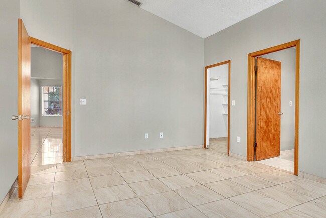 Building Photo - 2505 Kingston Ct