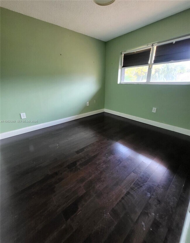 Building Photo - 13881 NE 2nd Ct