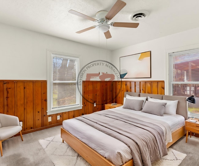 Building Photo - 2712 Lyle Ave