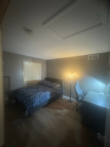 Building Photo - 5345 S Flanders Way