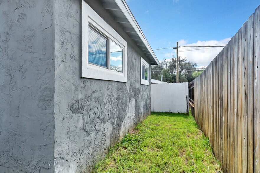 Building Photo - 1222 Willowside Ter