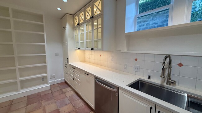Building Photo - Epic REA - Rare Find Cozy and Update 2BR /...