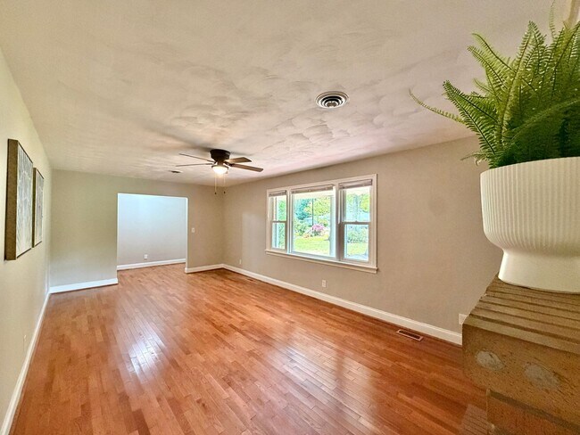 Building Photo - Recently Updated 4-Bedroom Ranch Home w/a 2 Bedroom Guest Cottage! Ready 05-01-26! Pet Friendly Home