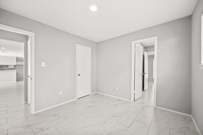 Building Photo - 13527 Montaigne Dr