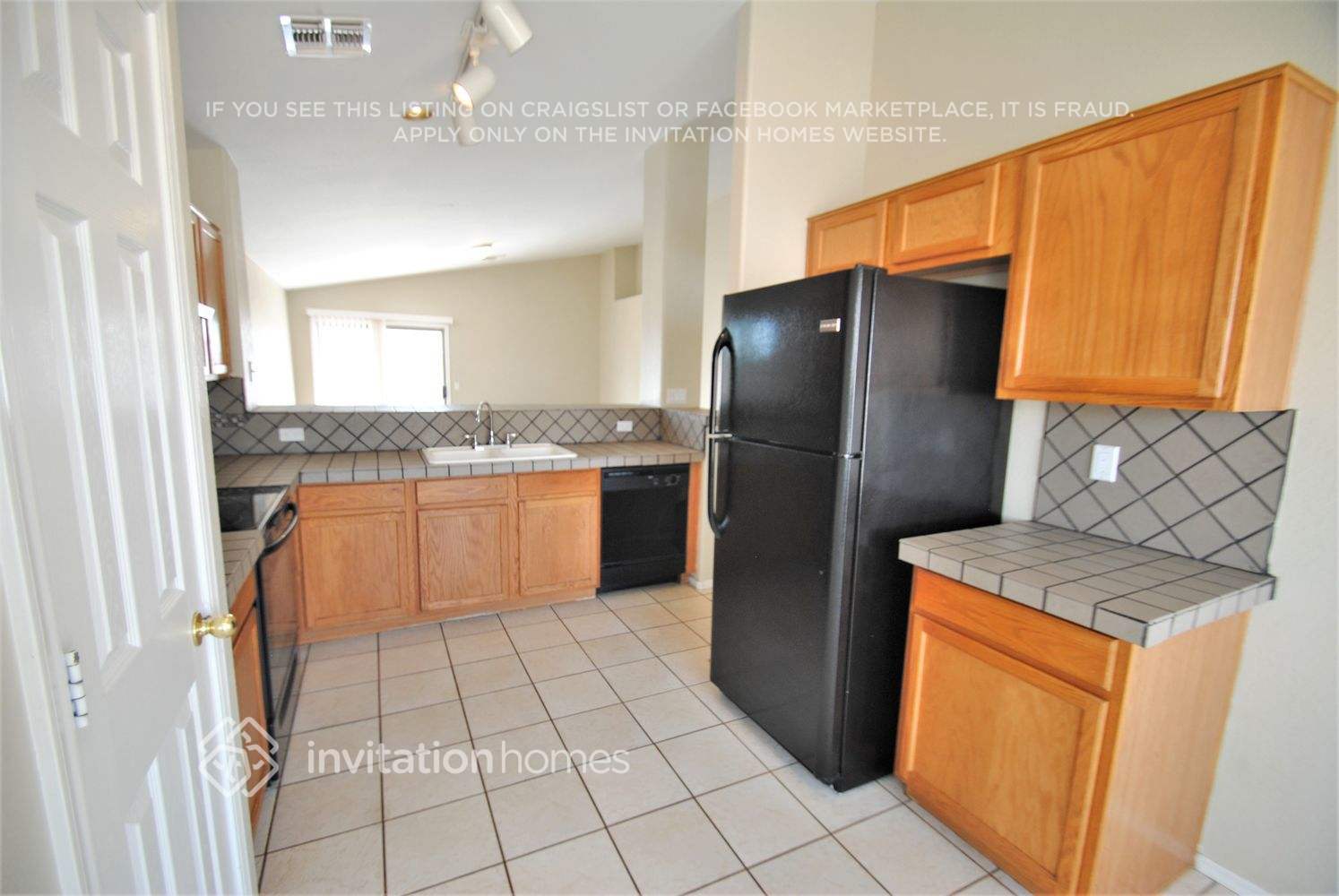 Building Photo - 1660 S Silver Dr