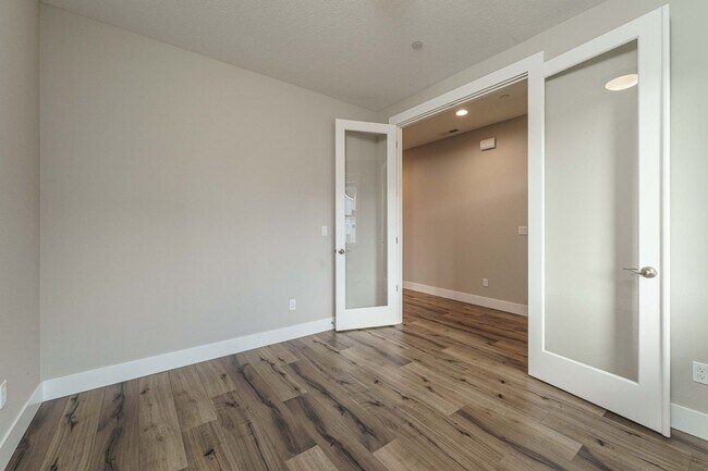 Building Photo - Charming 3-Bedroom, with Office and 2 Bath...