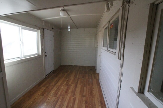 Building Photo - 1324 1/2 Main St - Apartment