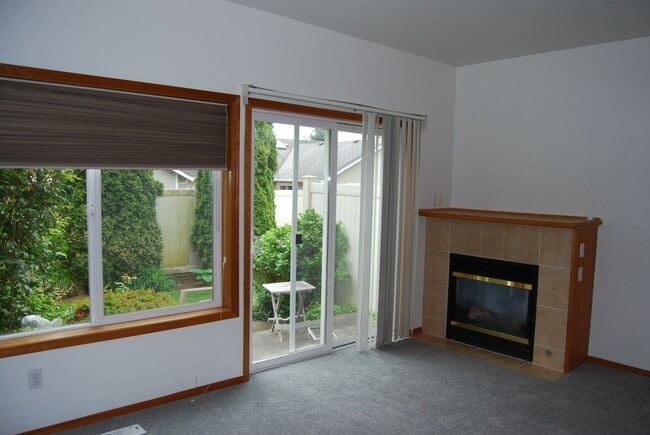 Building Photo - Spacious 2 bedroom 2.5 Bath Townhome in Auburn