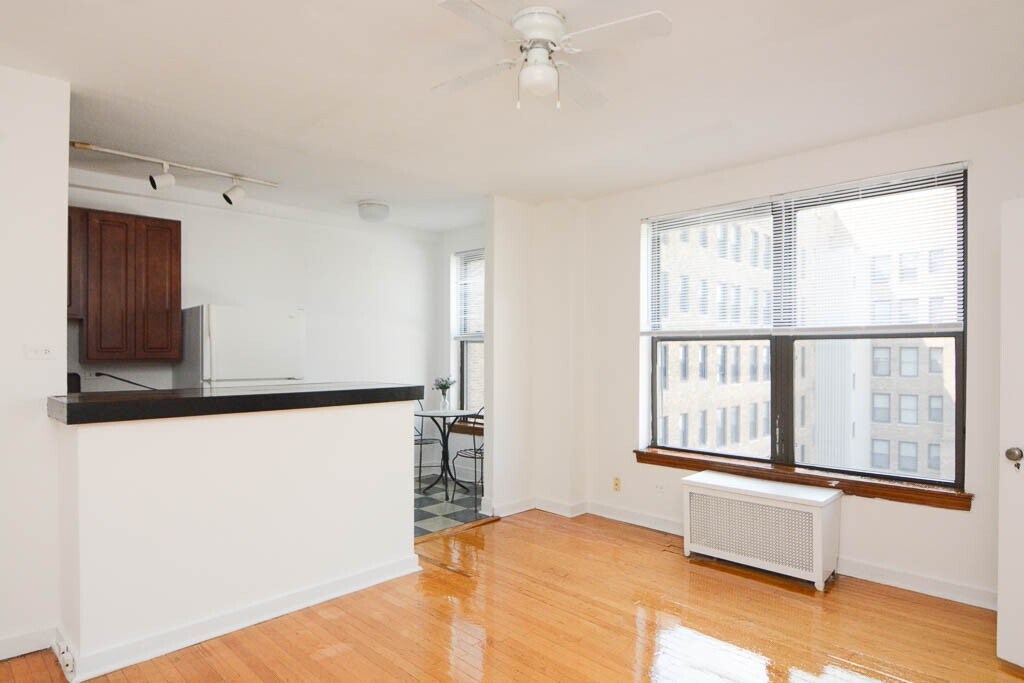 Building Photo - 941 W Carmen Ave