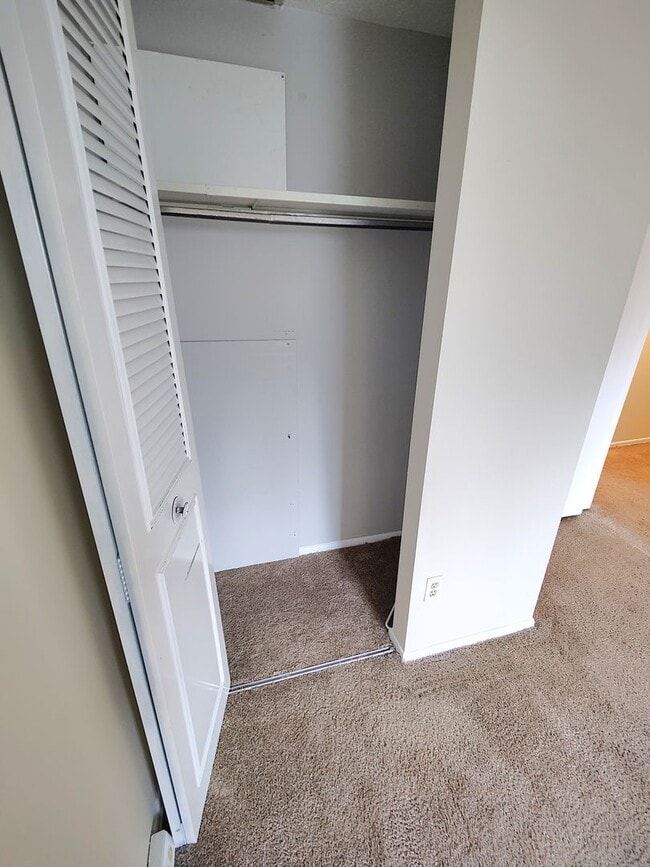 Building Photo - *Well-Maintained 3BD/1.5BA Townhouse Available in West Mifflin*