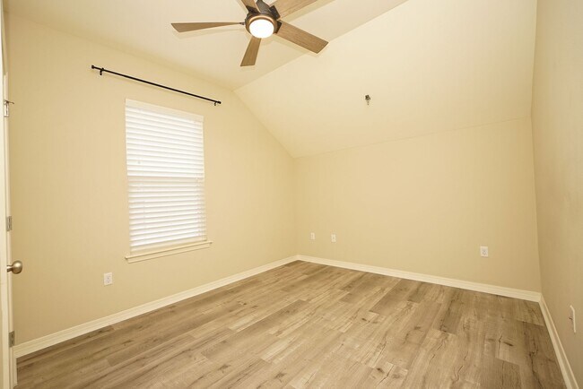 Building Photo - Central Niceville Location