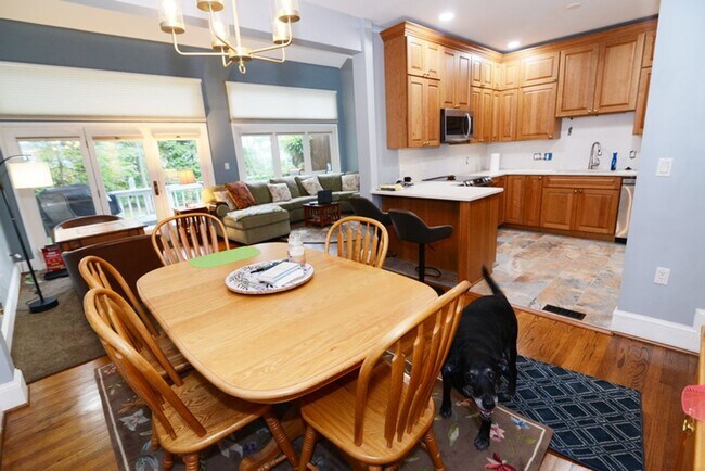 Building Photo - Single Family Townhome, 2 bedrooms, 3 full...