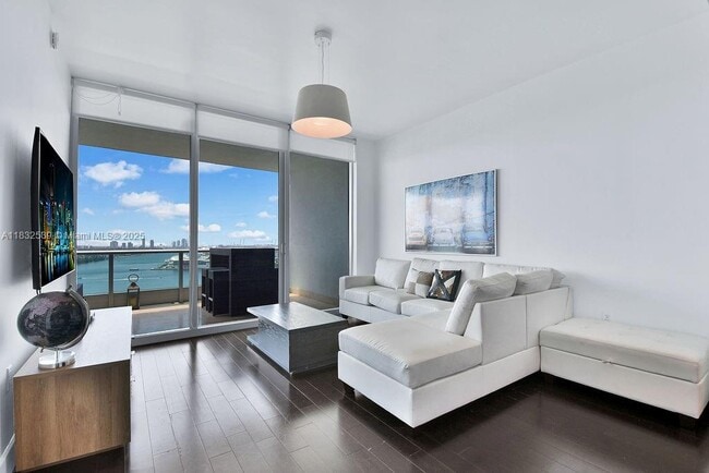 Building Photo - 900 Biscayne Blvd